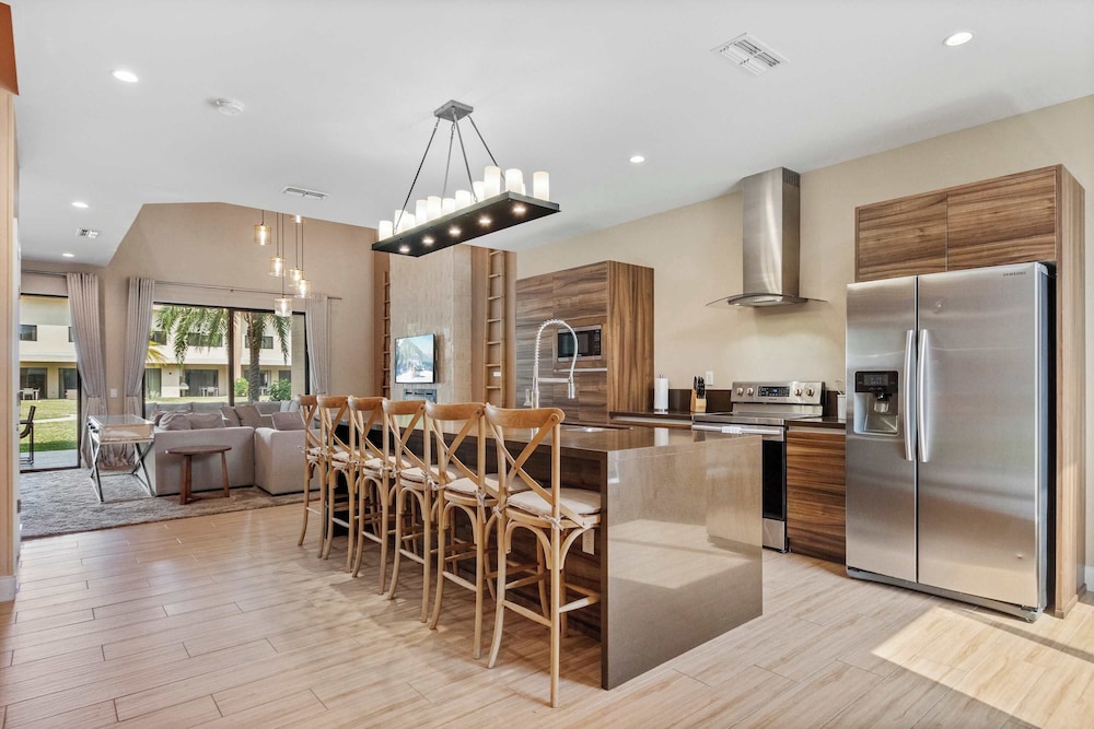 Minutes to Disney Chic Dream Villa With Stunning Patio and Resort Perks