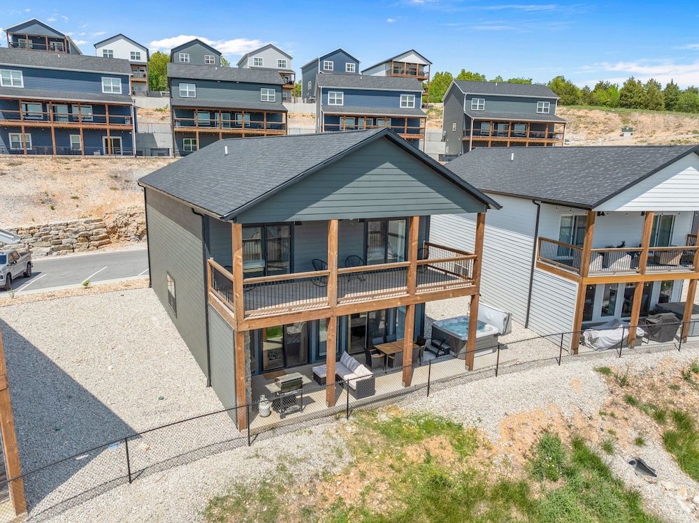 Bourbon Bungalow 5 Bedroom Lodge by RedAwning