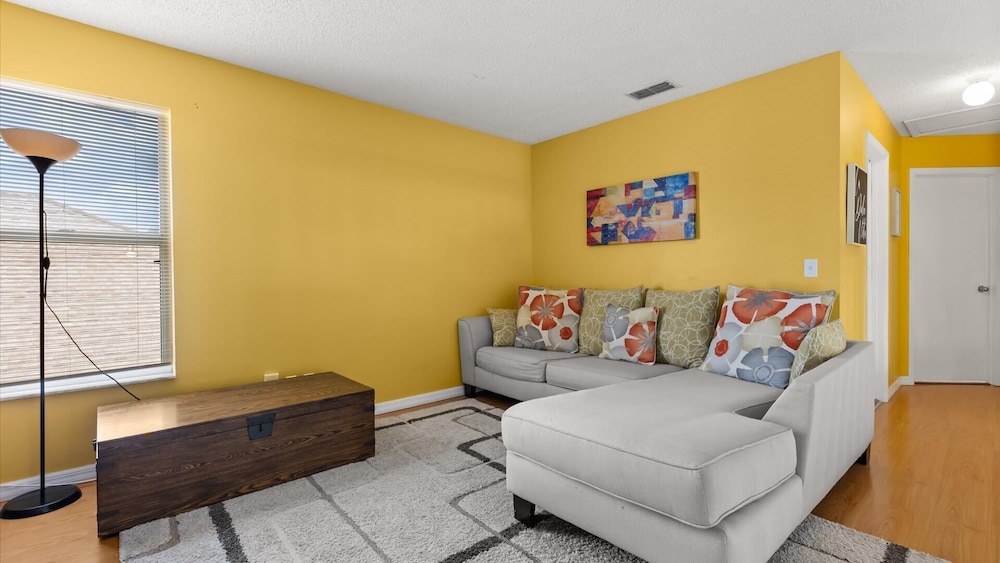 Upstay: Bright Family-friendly Retreat With Patio