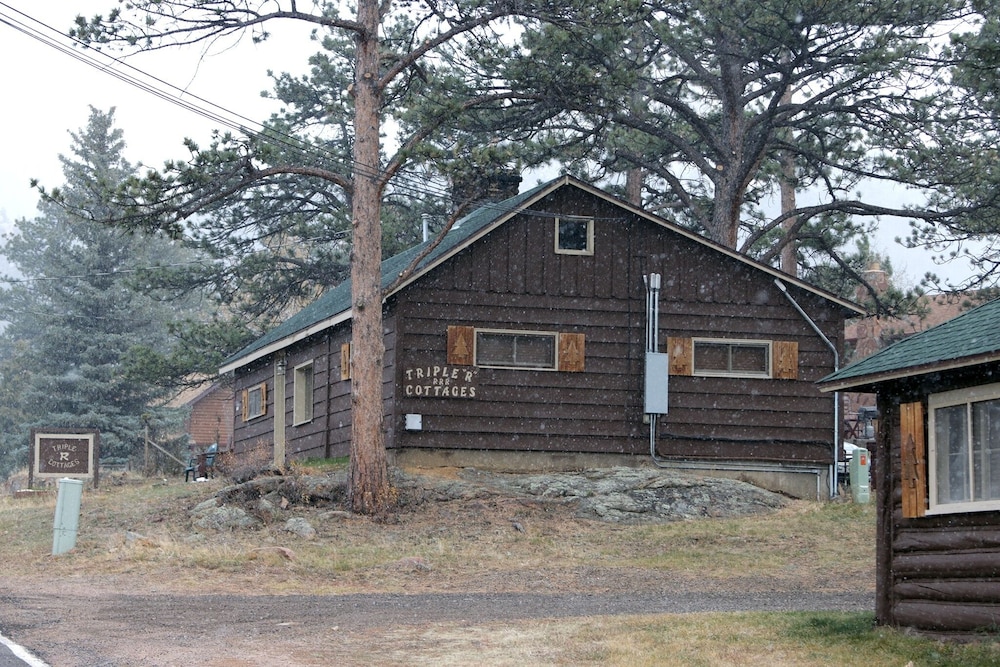 Triple R Cottages: 7 1 Bedroom Cabin - Property Image 9