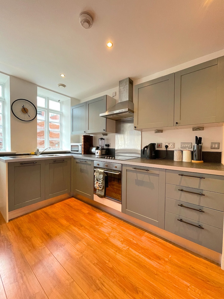 Modern Urban Sheffield Hideaway view 3