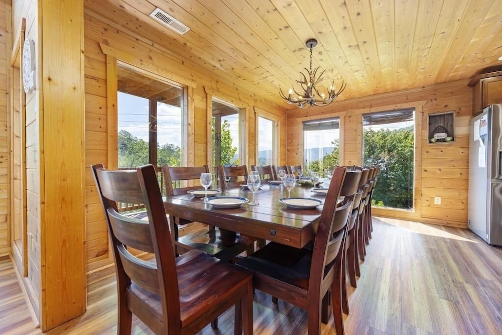 Valley View-tiful - 5 Bedrooms, 5 Baths, Sleeps 18 Home by RedAwning