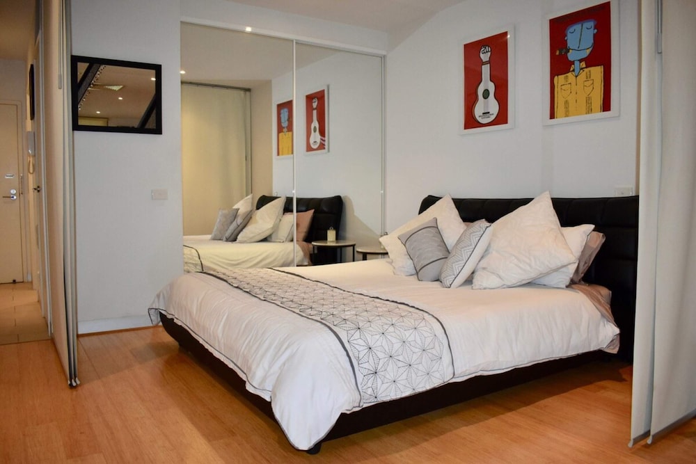 Spacious 1 Bedroom Apartment in the Heart of Melbourne's CBD view 3