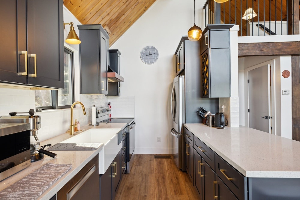 Golden Peak Cabin 3 Bedroom Home by Yosemite Region Resorts