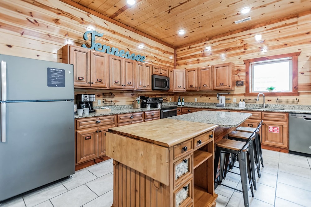Laurel Point Indoor Pool Screening Game Room Located in Smoky Mtn Ridge