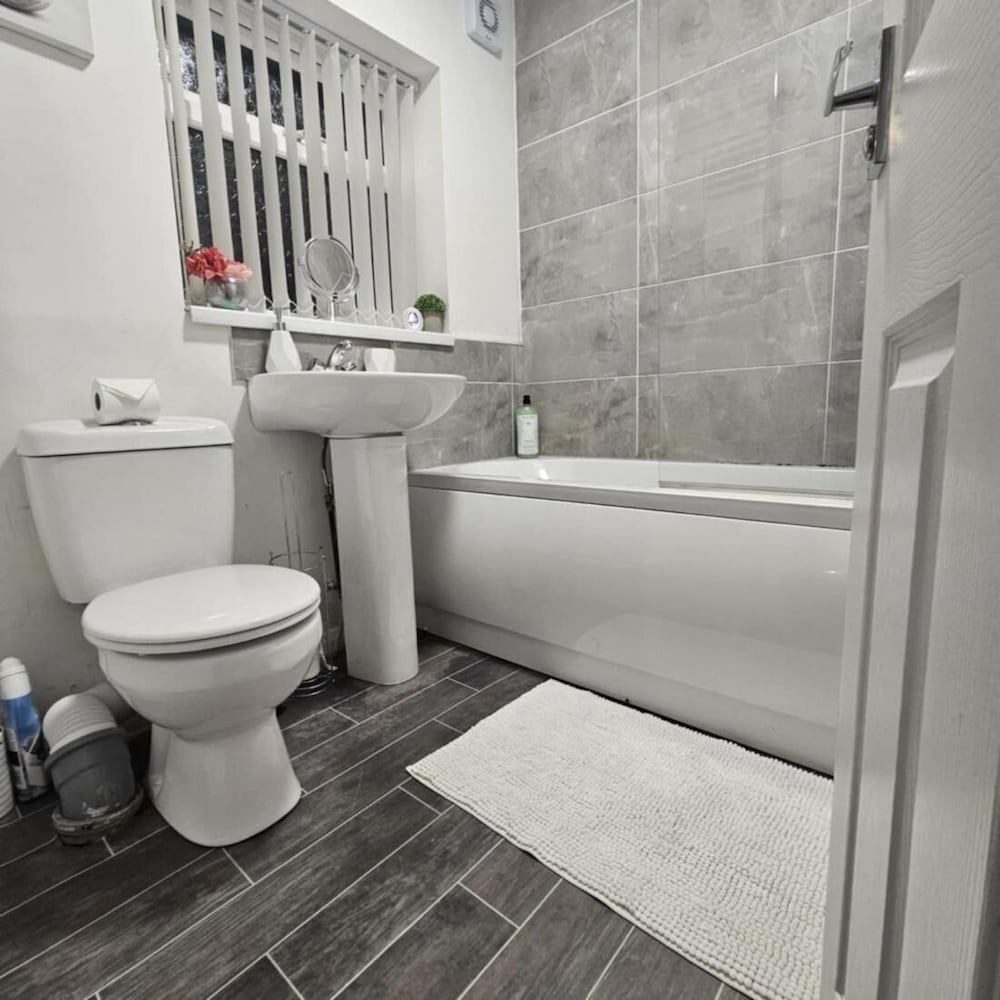 Charming Newcastle Home With Garden, Perfect for Families & Contractors