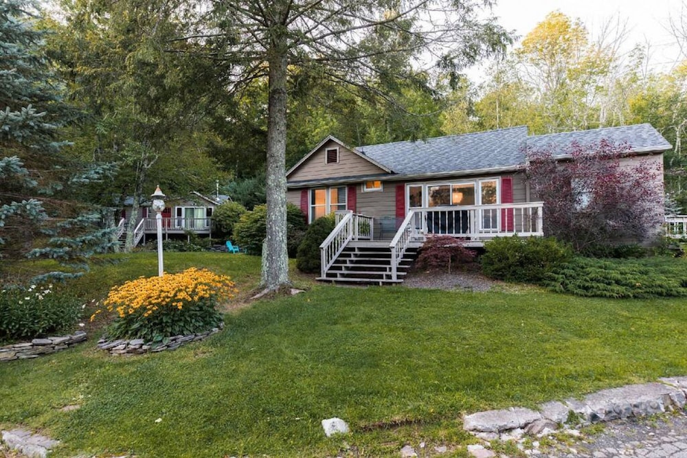 Twin Cabin I - Hot Tub Firepit Hiking Retreat