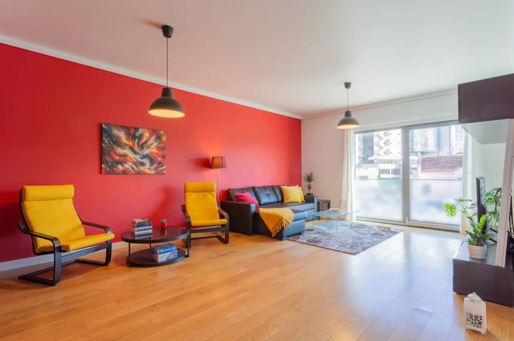 Spacious Lisbon Haven w Lift Garage