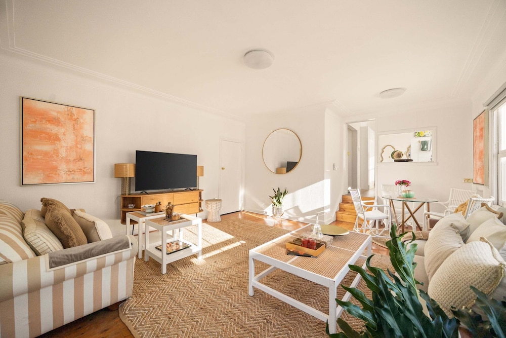 Sunlit Coastal Retreat Close to Cafes and Beach