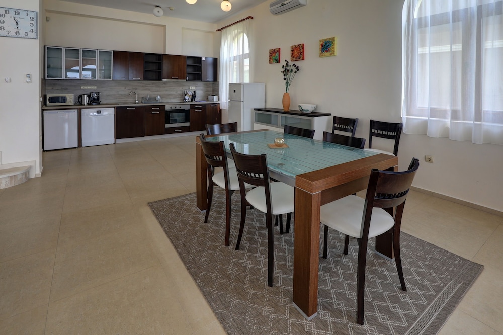Lighthouse Luxe Estate Apart & Villas