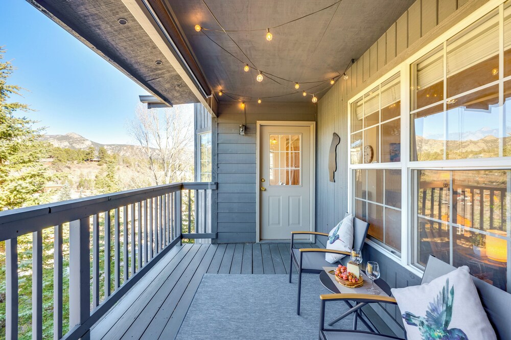 Walk to Downtown: Mountain-view Estes Escape
