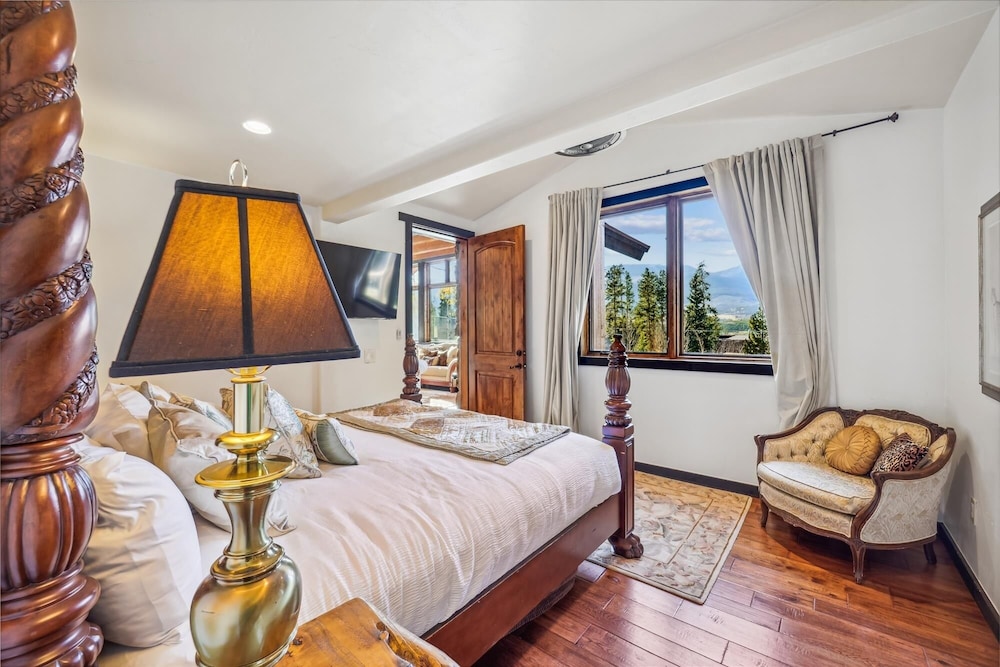 Silver Circle Lodge 4 Bedroom Home by RedAwning