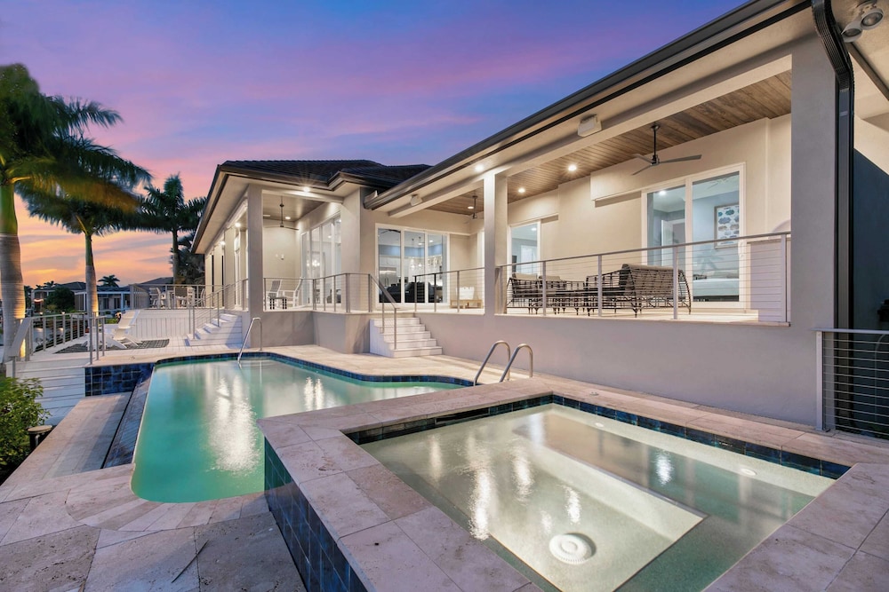 Marco Polo by Avantstay Waterfront 5bdr, Pool, Spa, Fire Pit, Walk to Beach