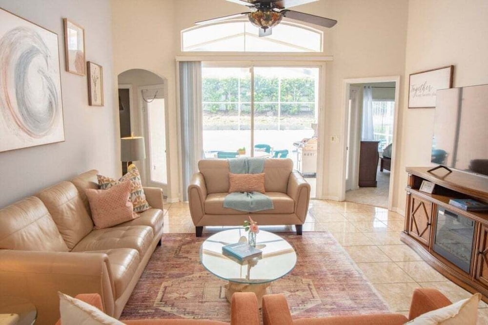 Super Mario Hideaway - Pool, Spa, Game Room Fun! 4 Bedroom Villa