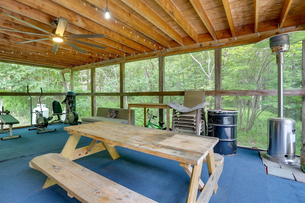 Unique Ferndale Retreat: Sauna, Deck & Home Gym!