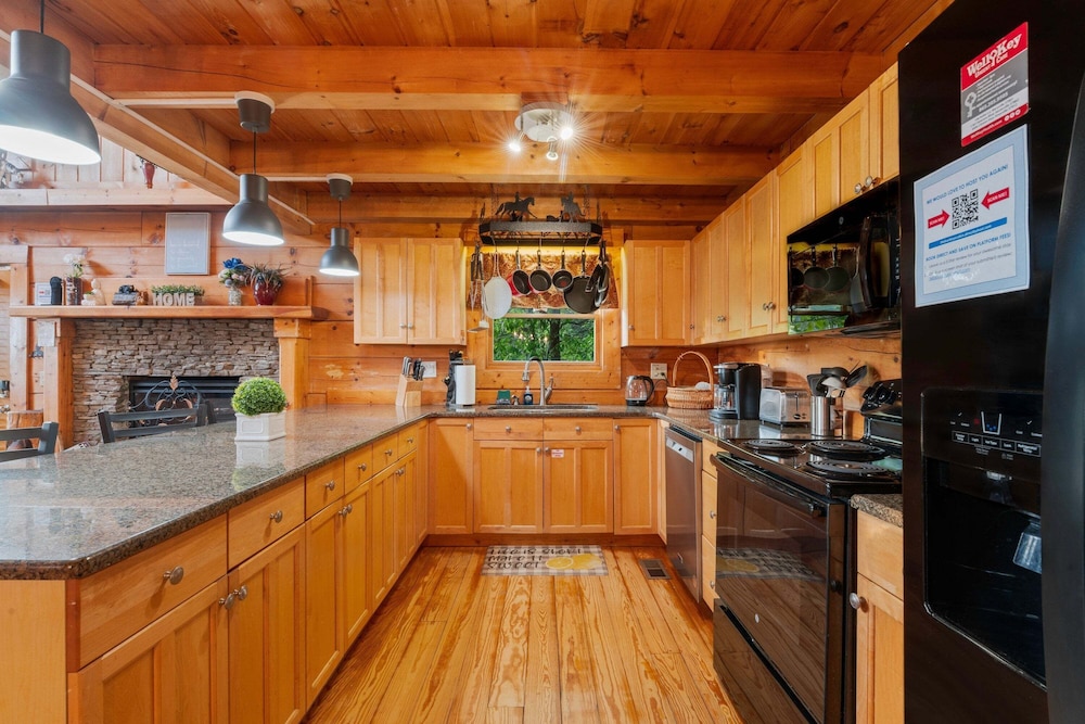 Breathtaking Hideaway 5 Bedroom Cabin