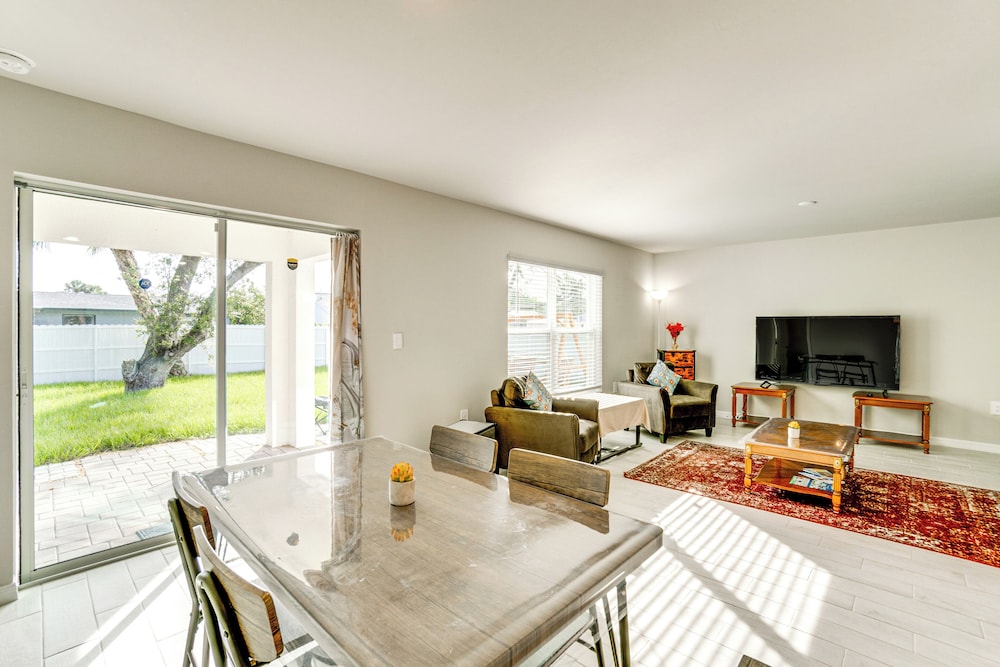 3 Mi to Port Charlotte Beach Park: Home w/ Patio!