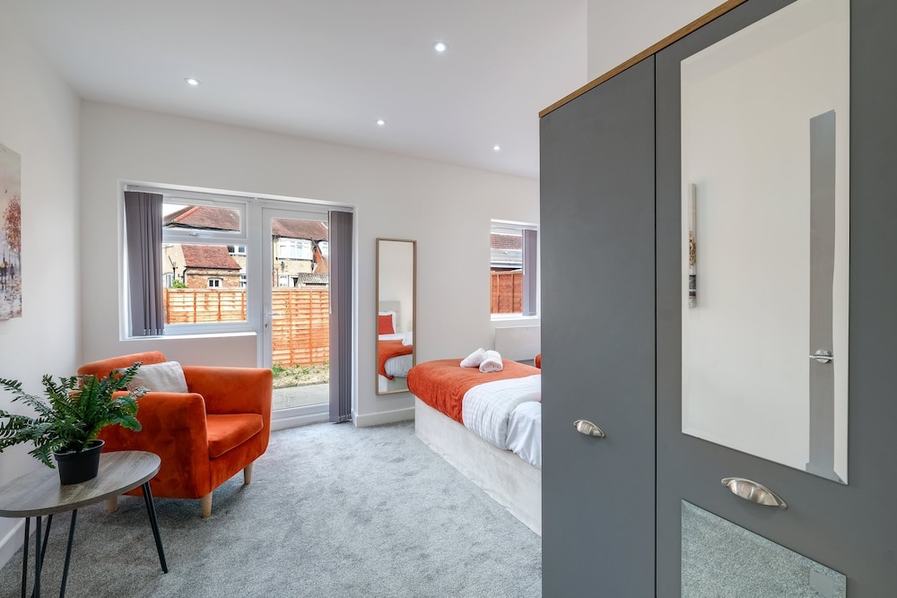 Newly Converted 2BDR 1BA APT in Hounslow