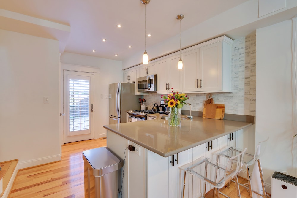 2 Mi to National Mall: Stunning Townhome w/ Patio!