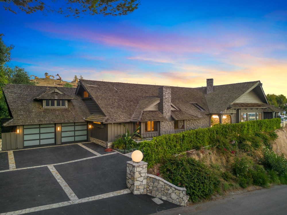 Beverly Tree House - Image 1