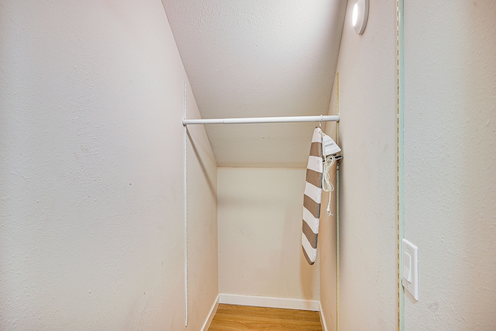 1 Mi to Puget Sound Shores: Modern Des Moines Apt!