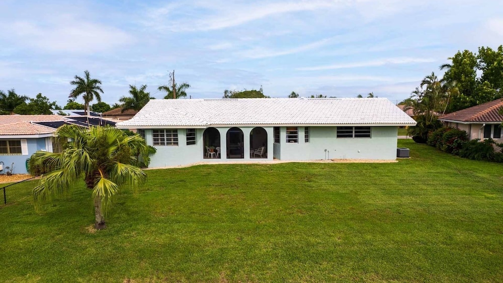 Punta Gorda Isles Canal 2 bedroom Home- Sailboat Access! 15 foot dock! 2 Home