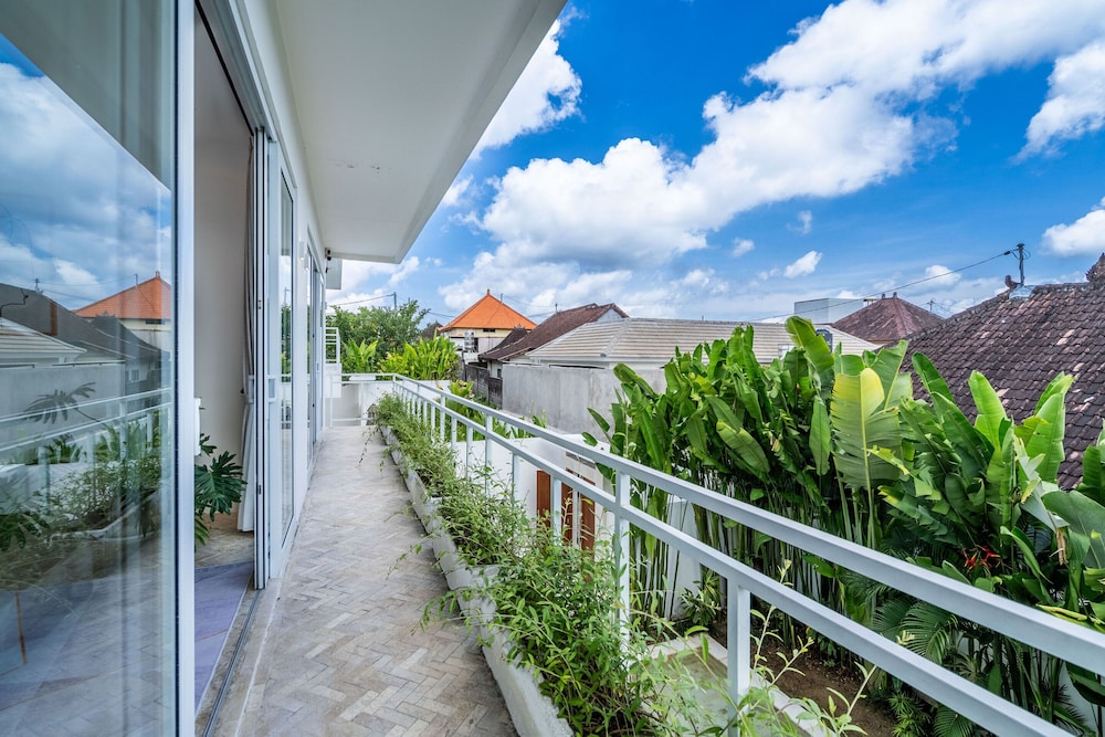 Eleven Villa Canggu - Calm Oasis with Pool and Privacy