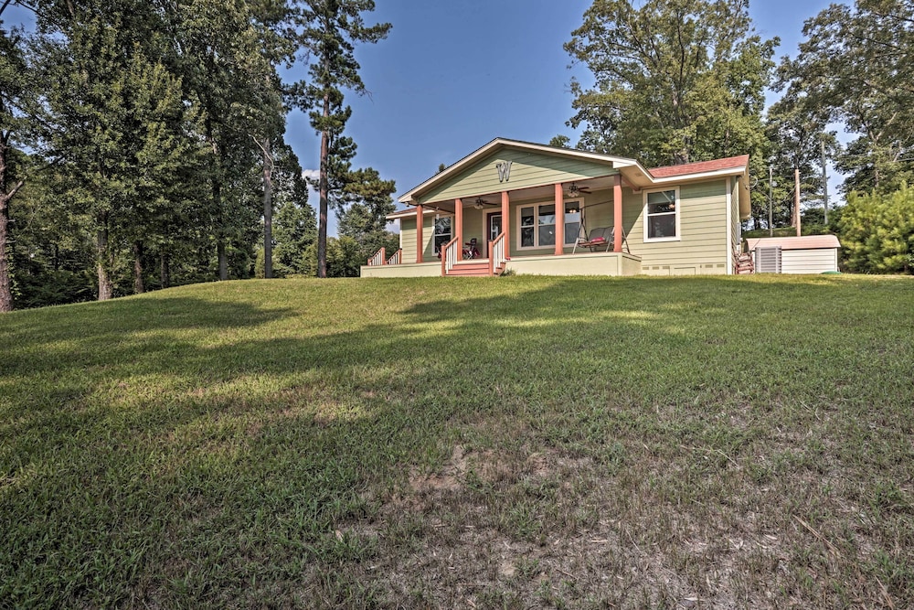 Relaxing Texas Getaway, 1 Mile to Boat Ramp! - Property Image 3