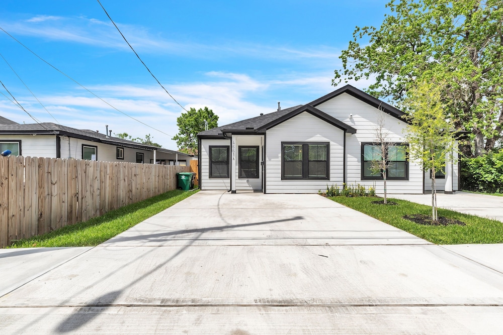 Chic Pet Friendly 3br Duplex In Amazing Location 3 Bedroom Duplex
