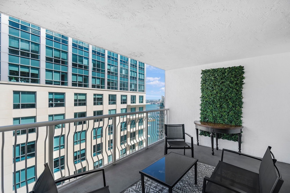 Sky High 31st Floor Condo W Parking