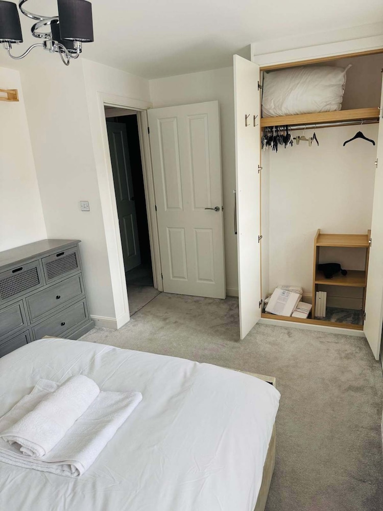 Luxurious Majestic 4 Bedroom- Free Parking