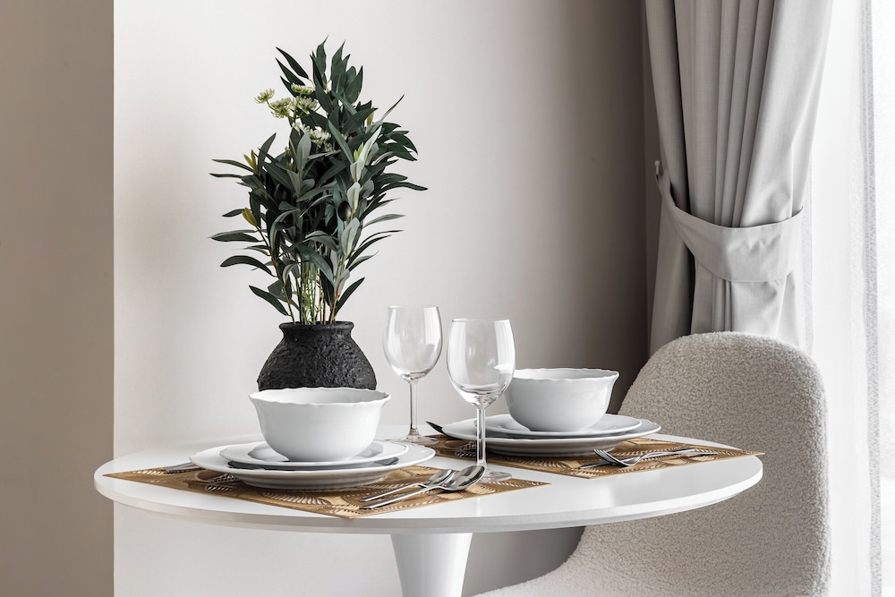 SIMPLY COMFORT  Bright Apartments Steps from Marina Walk