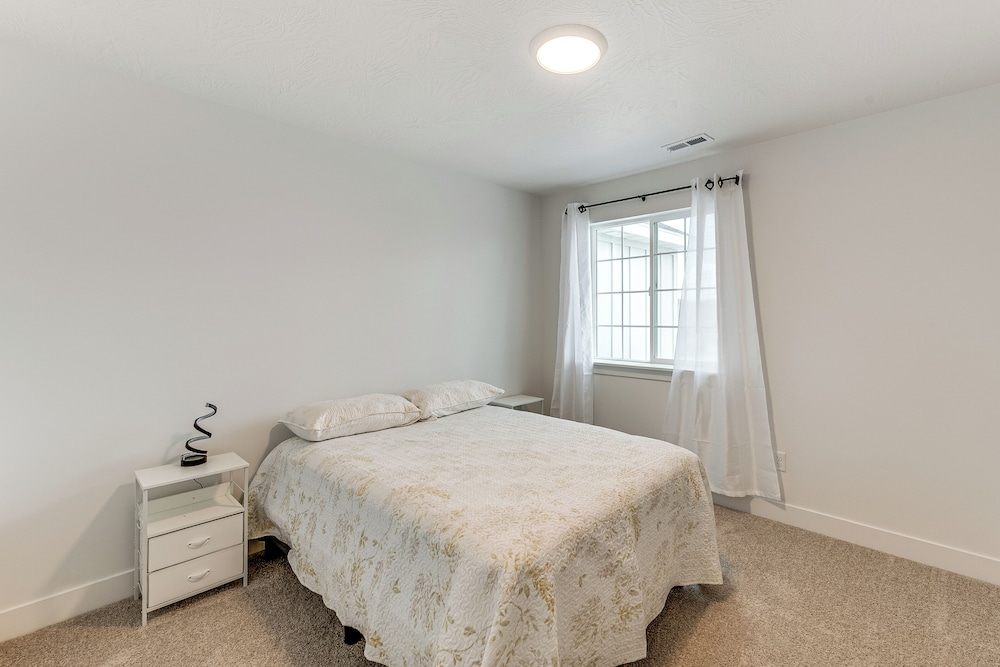 5 Mi to Trails: Townhome in Eagle Mountain