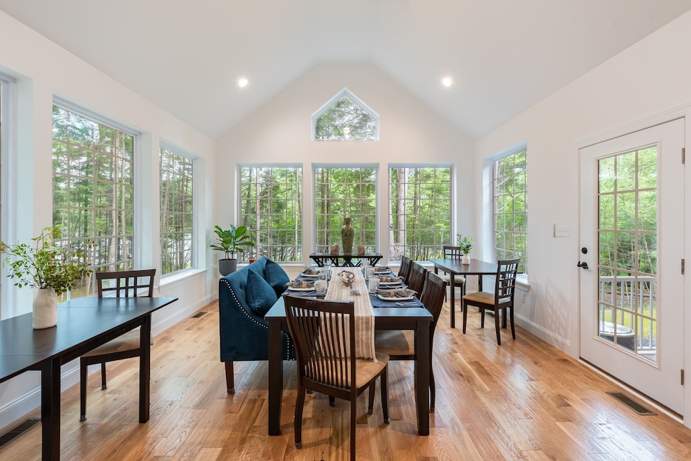 Luxuriously Lakeside by Avantstay Lakefront Retreat w Game Room