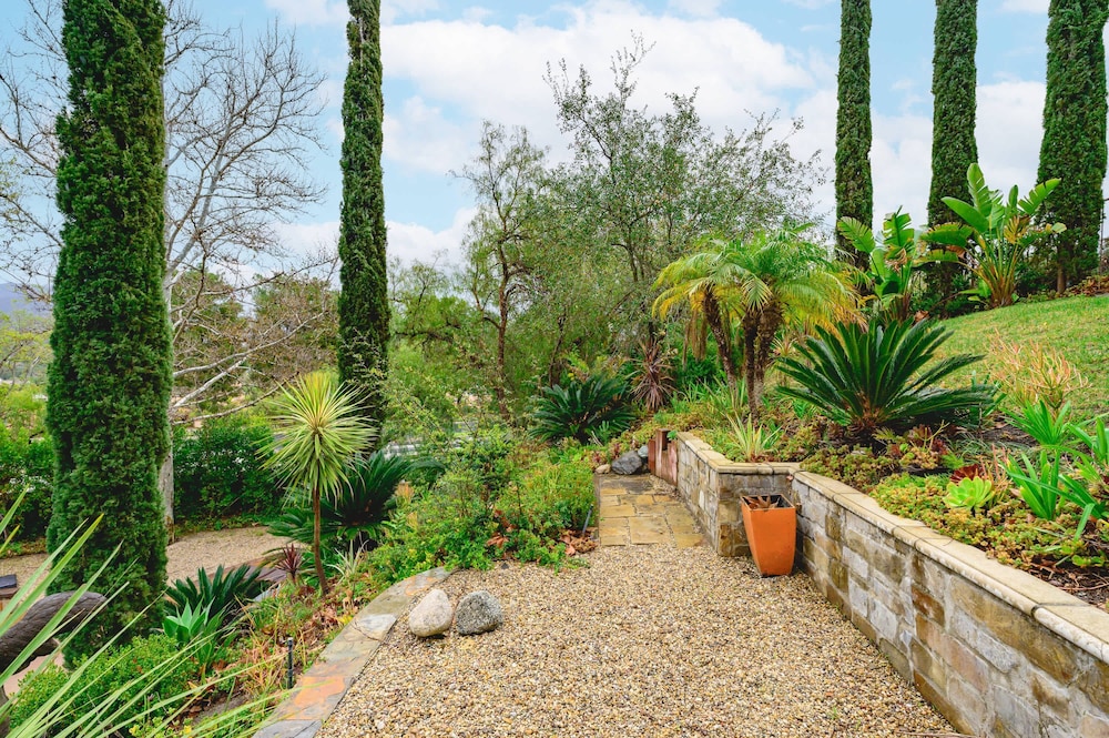Elegant Villa Retreat Pool Garden Alfresco Lounge