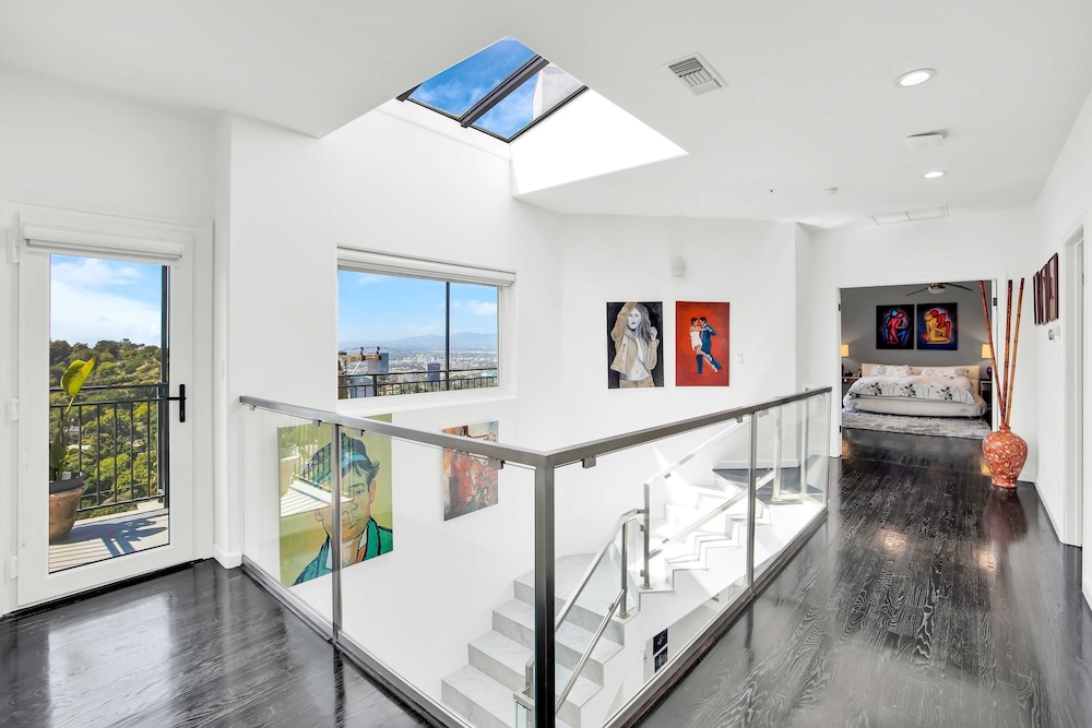 Pacific View by Avantstay Original Artist's Home