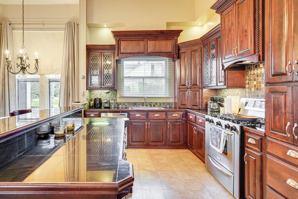 Historic Home w/ Wraparound Porch: Walkable Area!