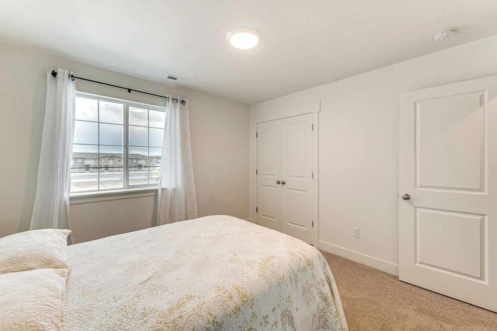 5 Mi to Trails: Townhome in Eagle Mountain