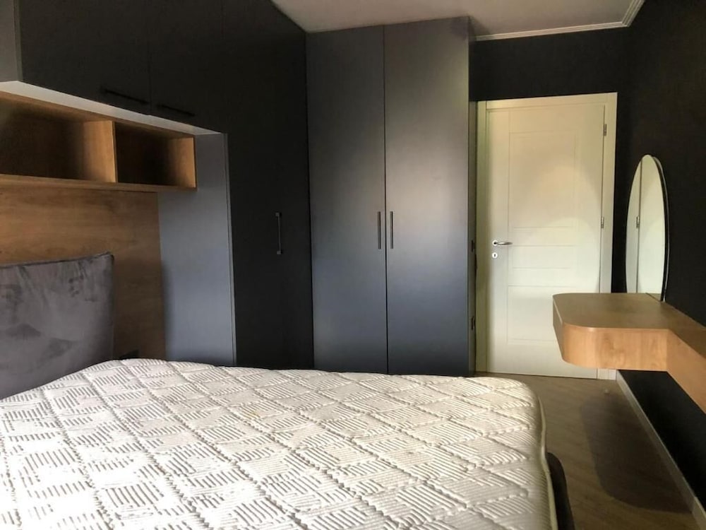 Tirent Apartment Komuna Parisit 1