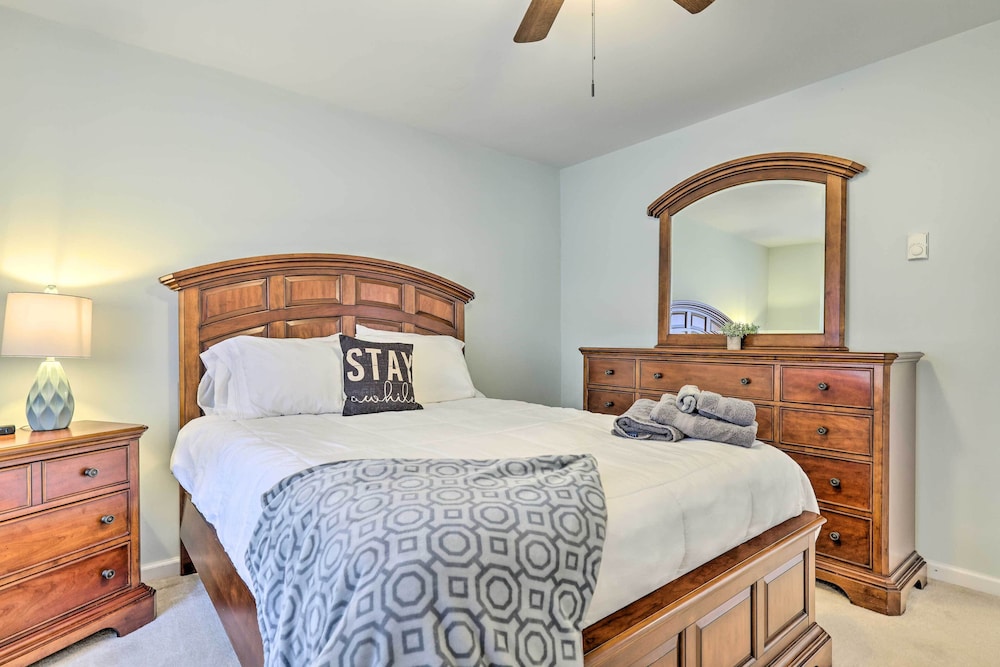 Hot Tub + Decks: Tree-lined Retreat in Pocono Lake view 3