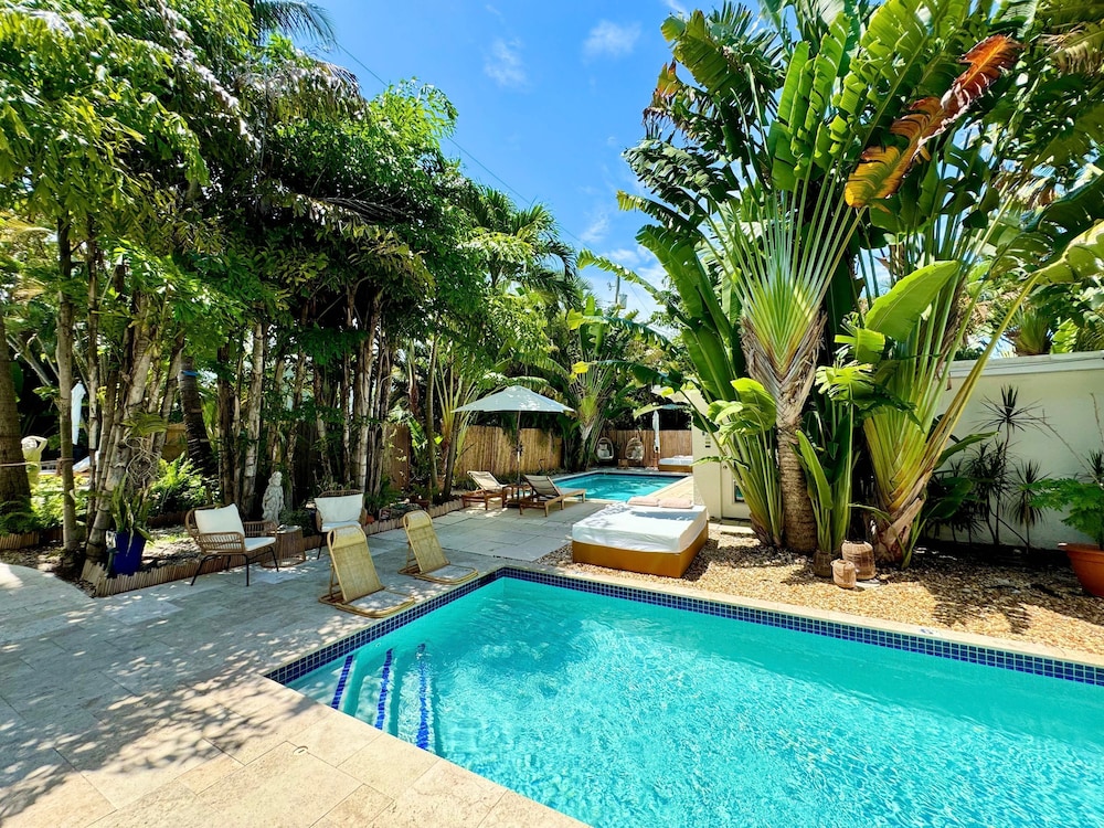 Islands Inn on the Drive - Poolside Paradise - Queen Bed - B2