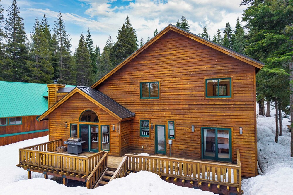5 Mins to Ski Resort Ping Pong, Pool Table, Deck Donner Ridge by Avantstay