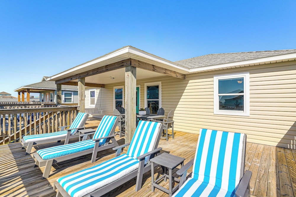 1 Block to Surfside Beach: Home w/ Gulf Views!