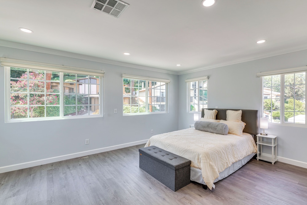 2 Mi to Rose Bowl Stadium: Mtn-view Gem w/ Patio