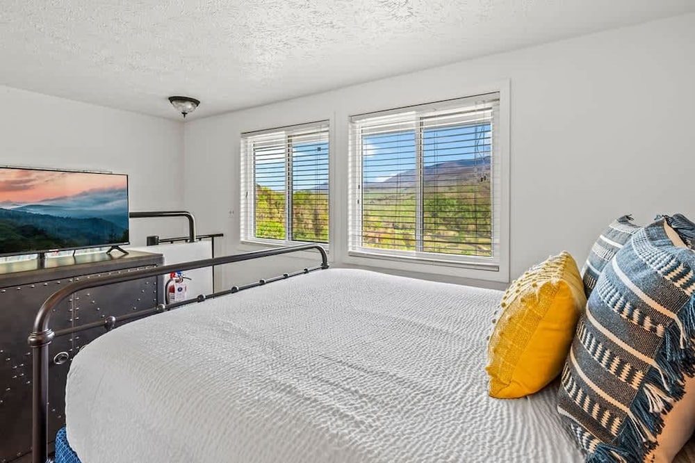 Indoor Pool Hot Tub Sleeps 6 Mountain Views