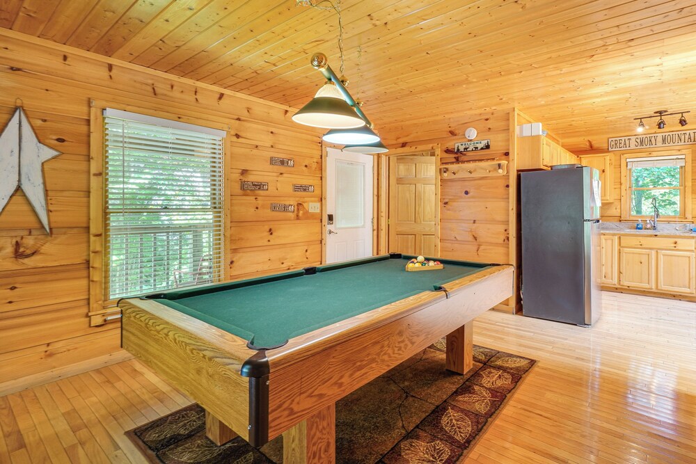 Hot Tub & Game Area: Rustic Cabin 5 Mi to Gsmnp