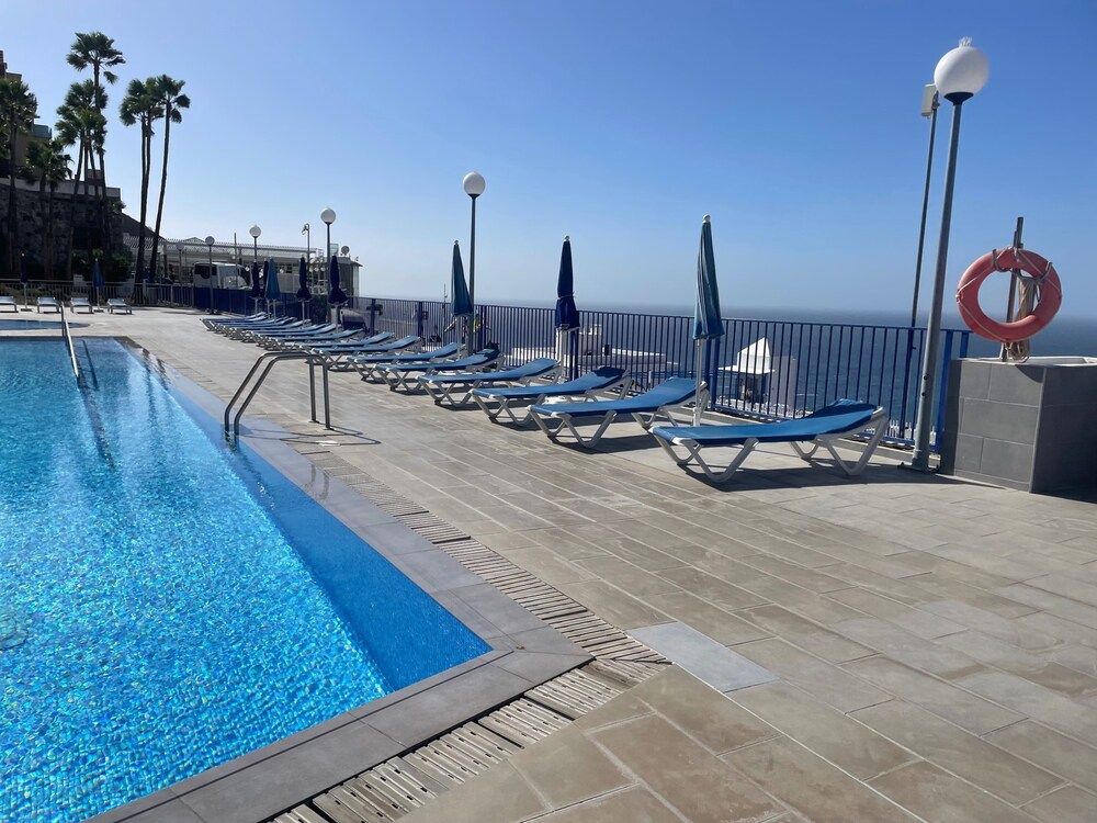 Sunny Seaview Modern apt - Pool and Beach Access