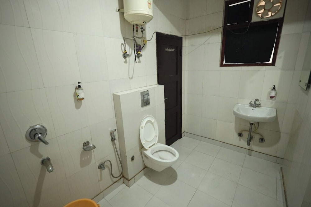 Hotel The Paramont Plaza IGI Airport