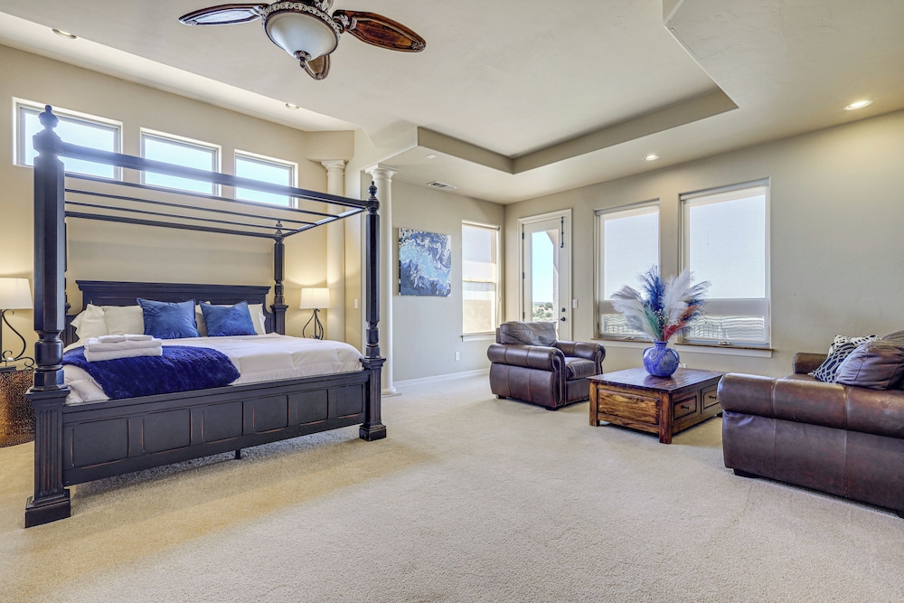 Lakefront Mansion: Game Room & Deck in New Mexico!