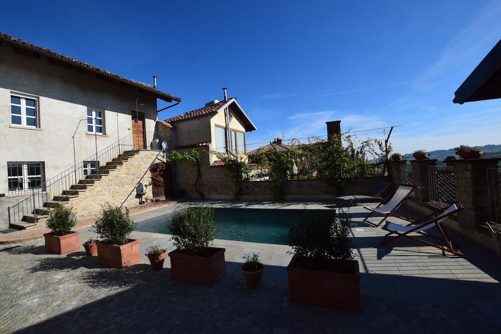 Casa Renato Apartments With Pool, Monforte D' Alba photo 2